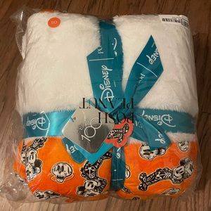 Halloween Mickey Plush Posh Peanut
GLOW IN THE DARK